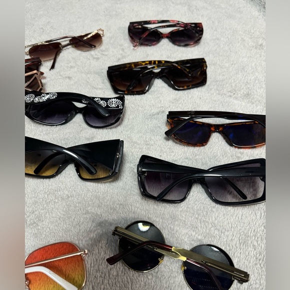 Giant Bundle of Sunglasses - Picture 4 of 11
